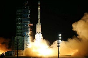 China envía astronautas a misión experimental