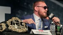 McGregor, multado por lanzar botellas a Nate Díaz