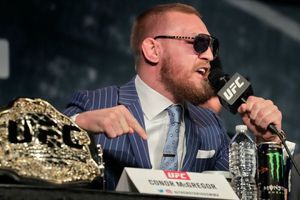McGregor, multado por lanzar botellas a Nate Díaz