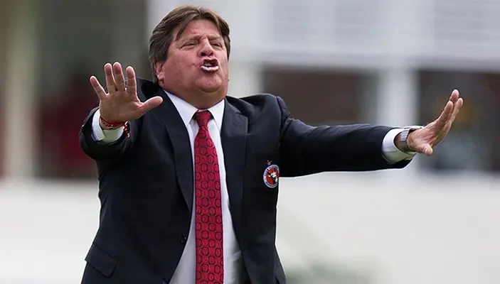 El Piojo Herrera revela curiosa multa en Xolos: 10 mil dólares por no usar zapatos rojos
