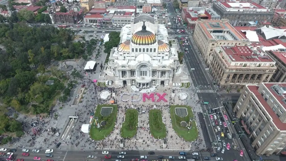 Más de 500 personas forman 'CDMX' en monumentos