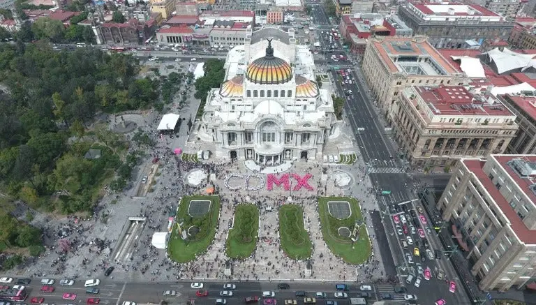 Más de 500 personas forman 'CDMX' en monumentos