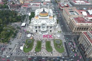 Más de 500 personas forman 'CDMX' en monumentos