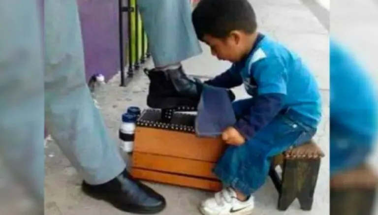 Niño de 5 años, el bolero que conmueve y mantiene a su familia