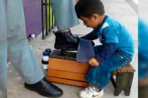 Niño de 5 años, el bolero que conmueve y mantiene a su familia