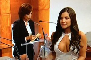 Morena pide que a edecanes no se les exija escote