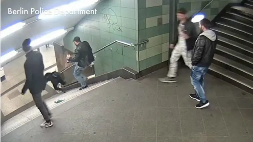 Hombre agrede brutalmente a mujer en metro de Berlín