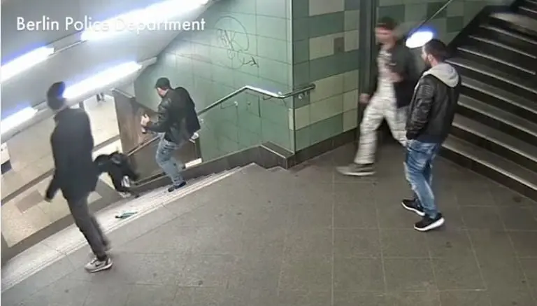 Hombre agrede brutalmente a mujer en metro de Berlín