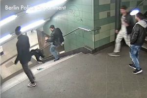 Hombre agrede brutalmente a mujer en metro de Berlín