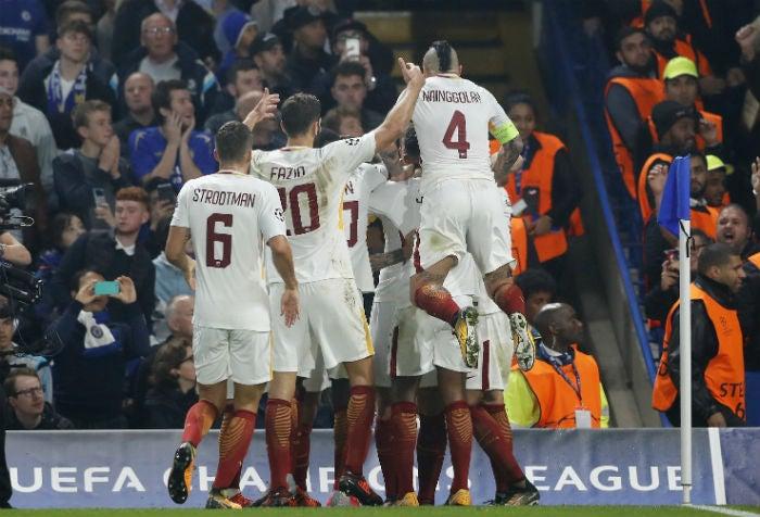 Festejo de los jugadores de la Roma tras la remontada parcial