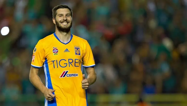 Perico canta “Bomboro Gignac, Gignac”