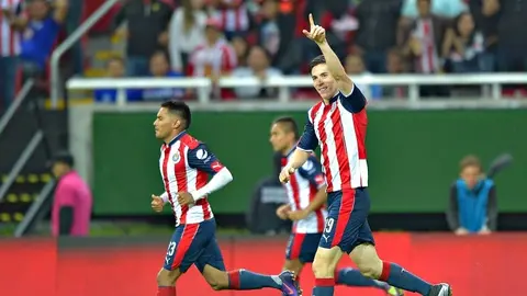 Chivas derrota a Cruz Azul y se acerca a la Liguilla