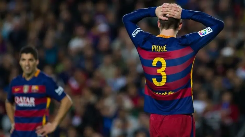 Piqué se enfrenta a reportera en el Aeropuerto de Barcelona