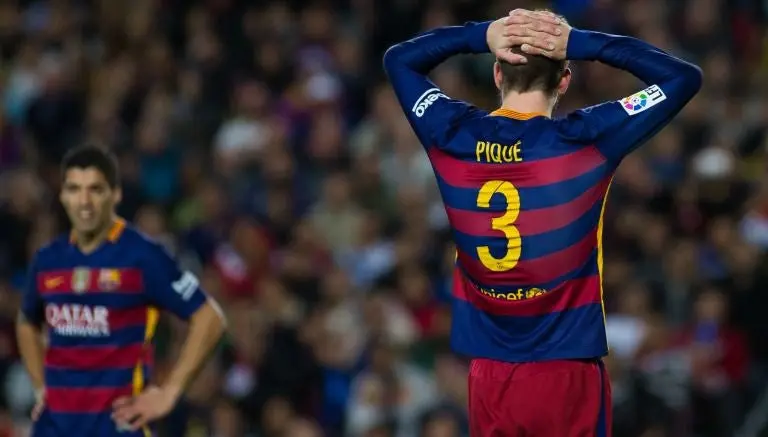 Piqué se enfrenta a reportera en el Aeropuerto de Barcelona