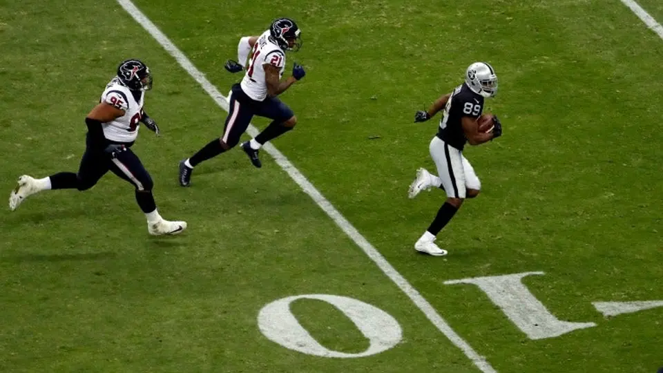 Raiders regala cuarto triunfo consecutivo en regreso de NFL a México