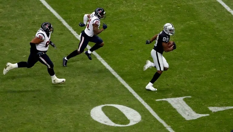 Raiders regala cuarto triunfo consecutivo en regreso de NFL a México