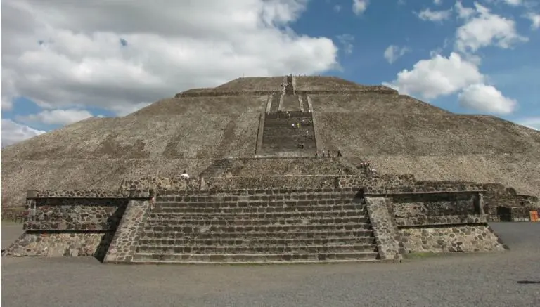 Muere turista extranjero al caer en Pirámide del Sol