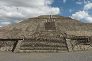 Muere turista extranjero al caer en Pirámide del Sol