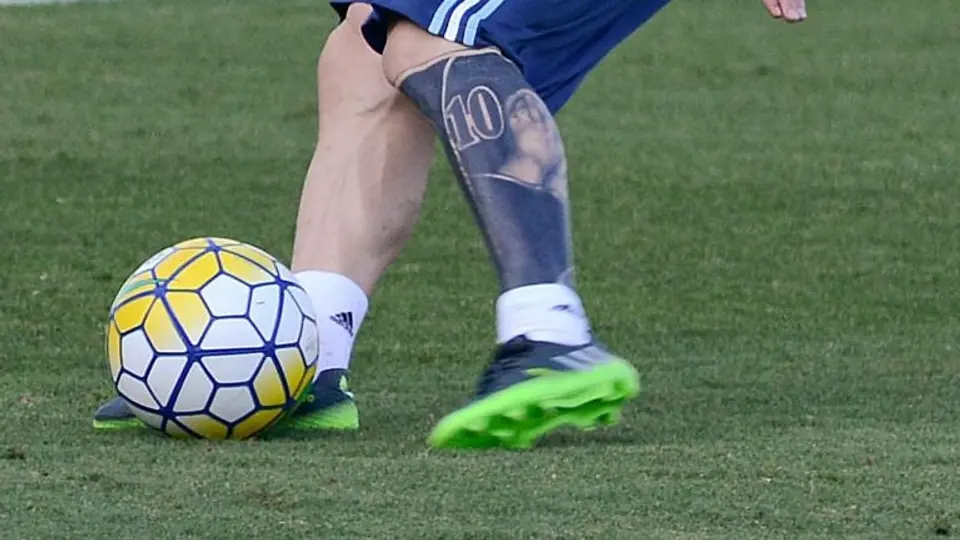 Lionel Messi muestra su 'nuevo' tatuaje en la pierna