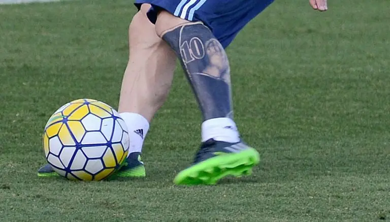 Lionel Messi muestra su 'nuevo' tatuaje en la pierna