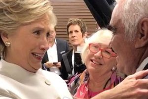 Hillary Clinton festeja con Vicente Fernández  tras debate