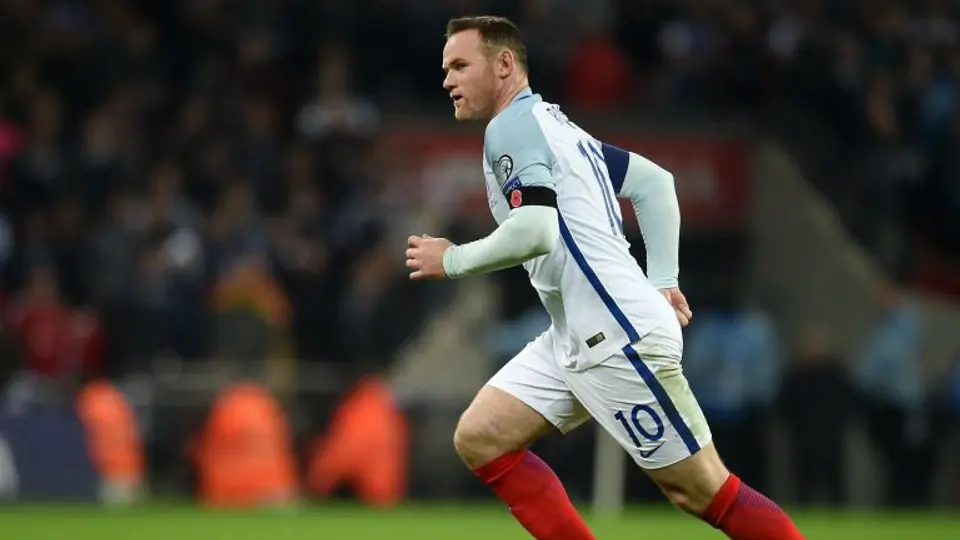 Rooney habría sido visto borracho tras colarse a una boda