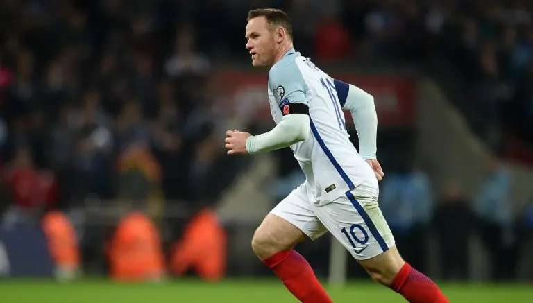 Rooney habría sido visto borracho tras colarse a una boda