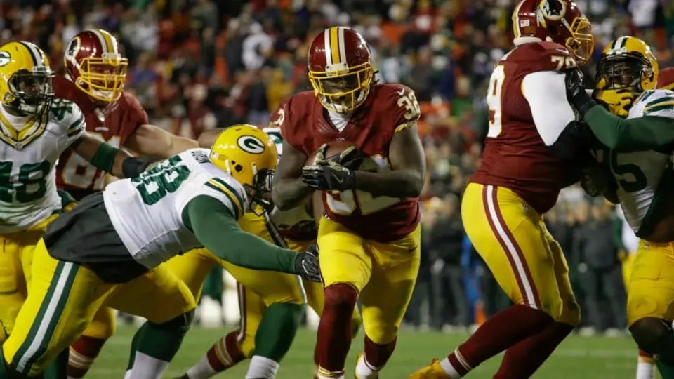 Redskins propina paliza a Packers y respira en la temporada