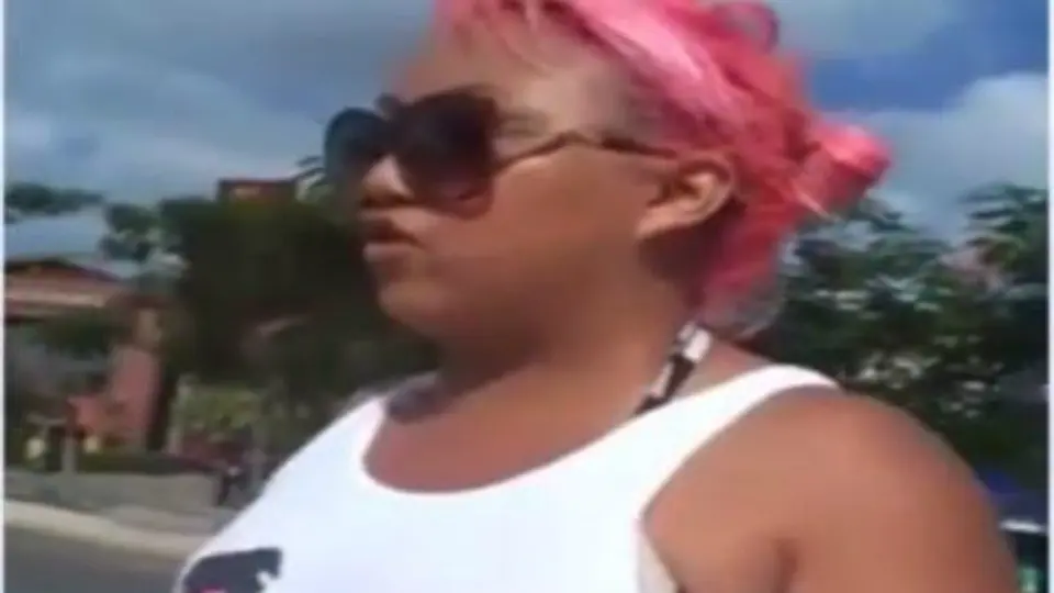 Mujer 'intimida' a policía y se convierte en #LadyChong