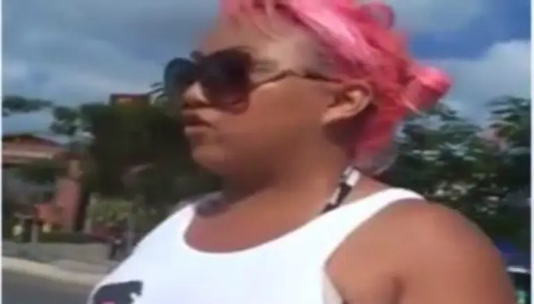 Mujer 'intimida' a policía y se convierte en #LadyChong