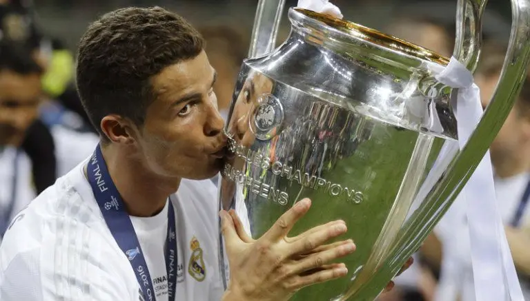 Cristiano Ronaldo besa el trofeo de la Champions League | AP