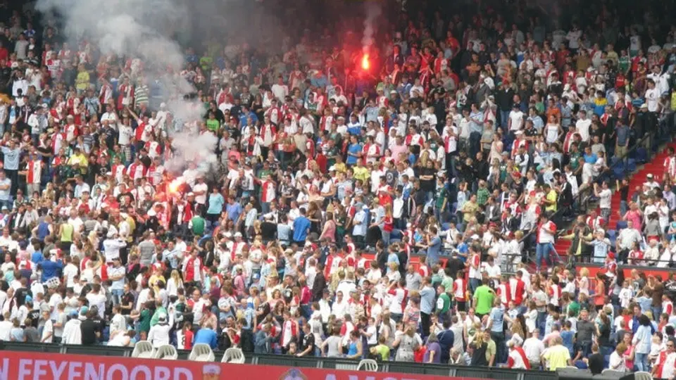 Afición del Feyenoord le canta a jugador que perdió a su madre