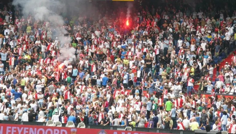 Afición del Feyenoord le canta a jugador que perdió a su madre