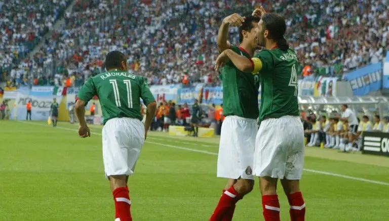 Rafael Márquez celebra con Jared Borgetti su gol frente a Argentina en 2006 | MEXSPORT