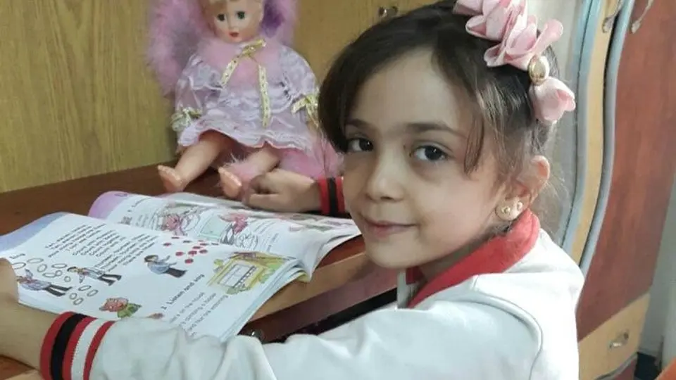 Niña que comparte su vida en Twitter, abandona casa por ataques