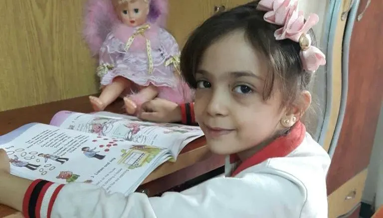 Niña que comparte su vida en Twitter, abandona casa por ataques