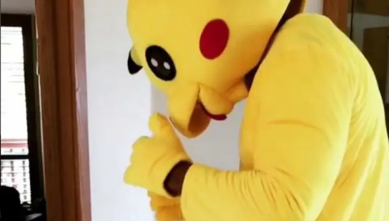 The Rock baila a ritmo de rap con disfraz de Pikachu