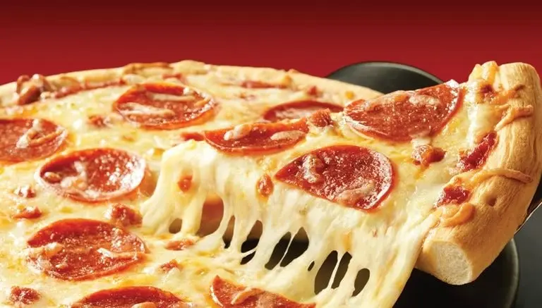 Joven utiliza una pizza para detener pelea