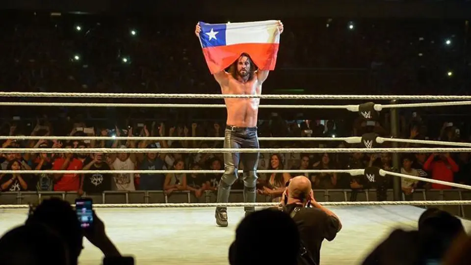 Seth Rollins causa que fans enloquezcan en firma de autógrafos