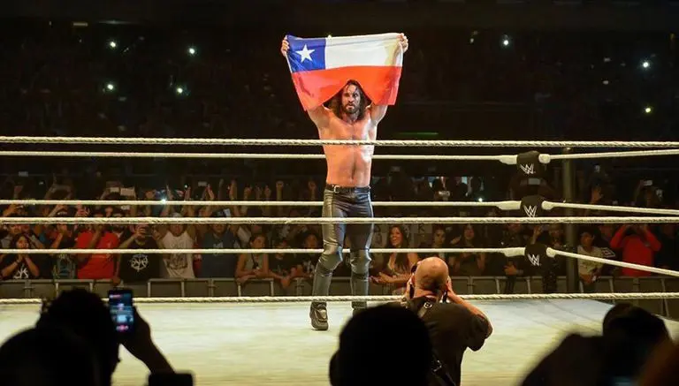 Seth Rollins causa que fans enloquezcan en firma de autógrafos