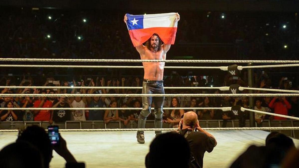 Seth Rollins causa que fans enloquezcan en firma de autógrafos | RÉCORD
