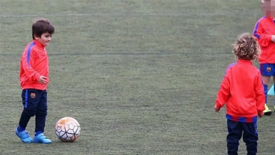 Hijo de Messi es captado entrenando con el Barça
