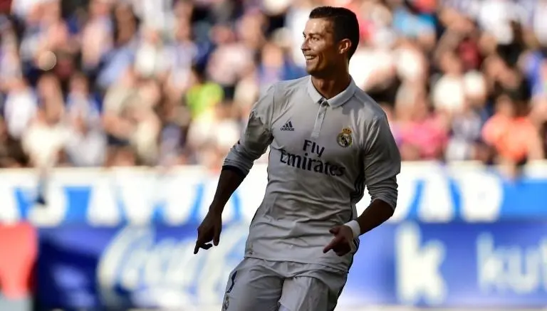 Aficionados del Alavés enseñan trasero a CR7