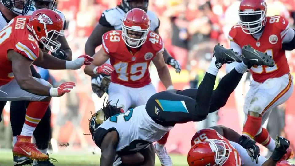 Chiefs frenan en última jugada a Jaguars y ganan