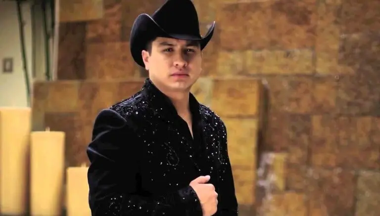 Julión Álvarez, rechazado por cantar el Himno Nacional