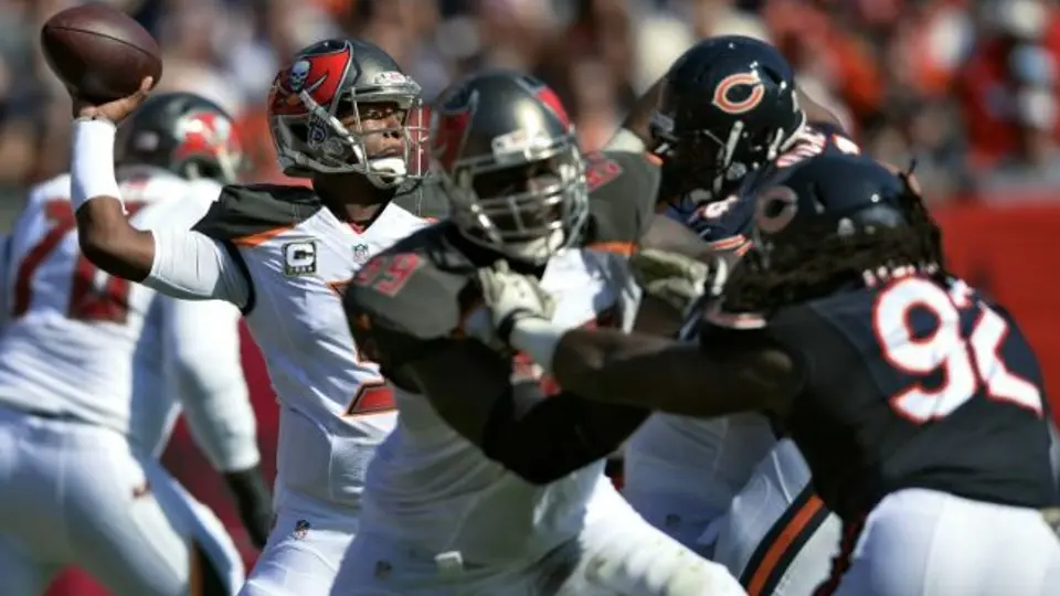 Buccaneers aplastan a unos erráticos Bears