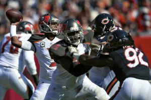 Buccaneers aplastan a unos erráticos Bears
