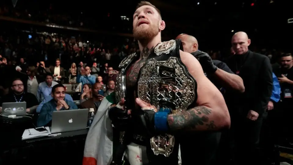 Conor McGregor noquea a Álvarez y es campeón de peso Ligero