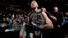 Conor McGregor noquea a Álvarez y es campeón de peso Ligero