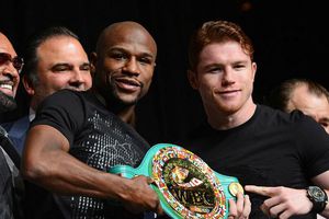 Mayweather apoya decisión de posponer pelea de Canelo